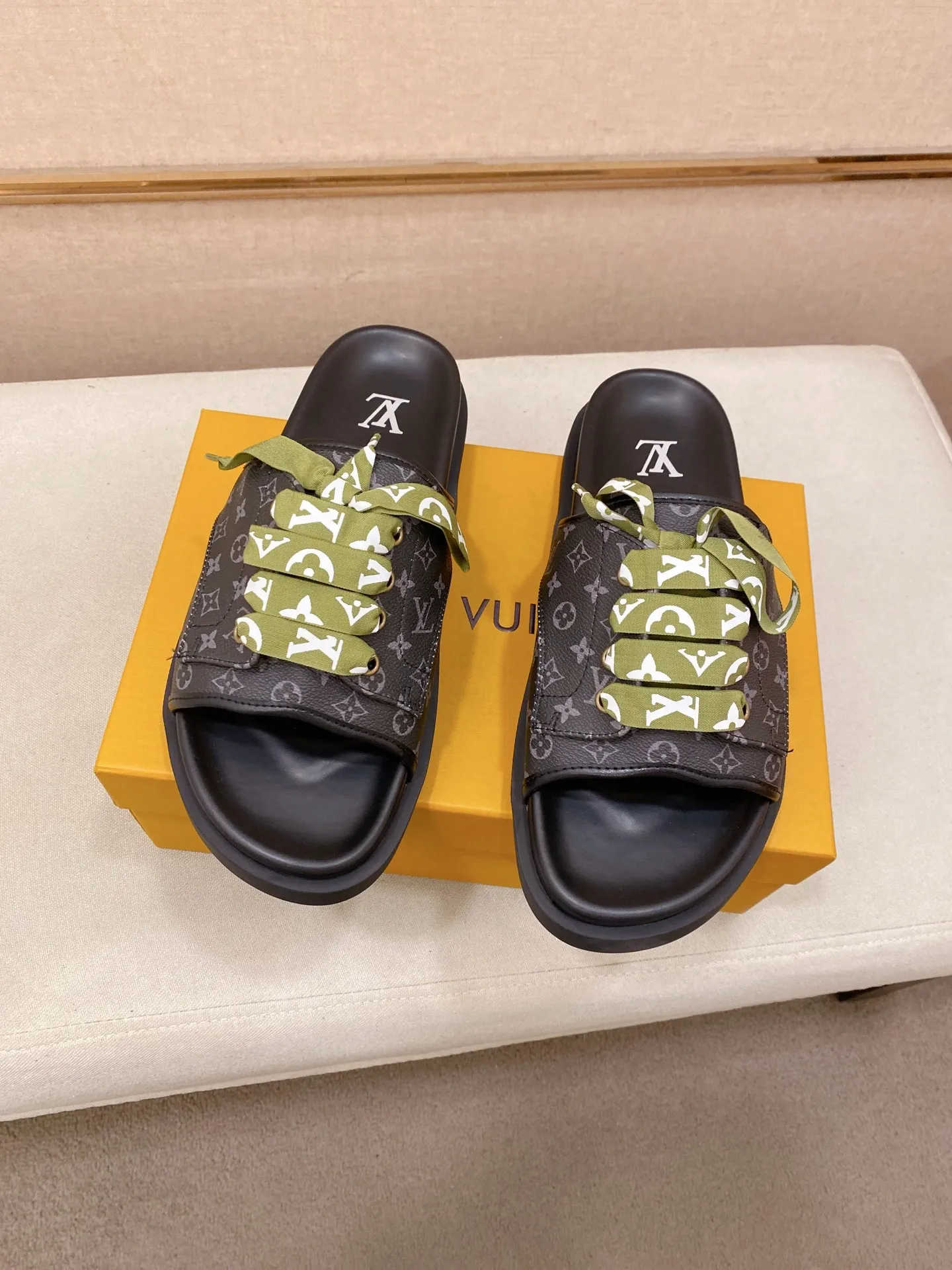 Men's shoes 💰: 340💰Made by LV🔍Top purchasing agents. Men's spring and summer slippers are available at the same counter. The uppers are imported cowhide from Italy, with logo graphics and high-quality craftsmanship. Soles: original soles specially provided by the original factory. Exclusive movable molded soles are super comfortable. Original goods follow orders. 🔍🔍High quality. You can enter and exit the counter at will. Welcome to compare. Size 38-44.
